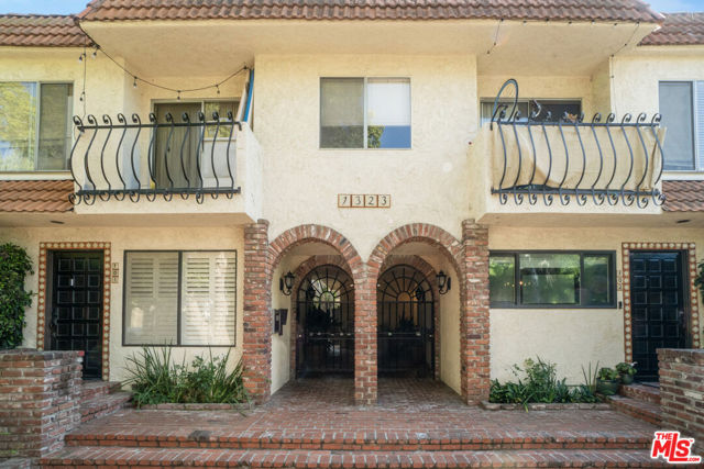 1323 S Carmelina Avenue, Los Angeles CA: https://media.crmls.org/mediaz/b5fe6820-e581-4fe8-986b-1ae495374fee.jpg