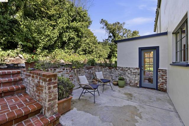 44 Highgate Rd, Kensington CA: https://media.crmls.org/mediaz/b5fee4f6-b7d3-43e6-826b-c3c6d20da4c8.jpg