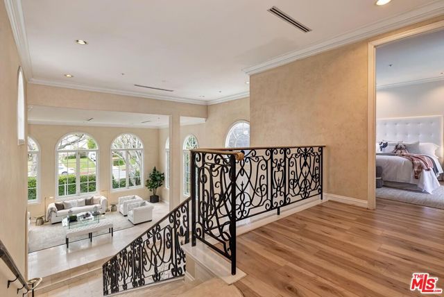 110 N Oakhurst Drive, Beverly Hills CA: https://media.crmls.org/mediaz/b5ff1573-3266-4aaf-b216-baf5af0a7c13.jpg