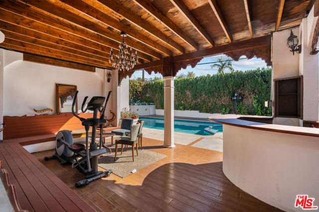 941 Yale Street, Santa Monica CA: https://media.crmls.org/mediaz/b5ff97a9-3305-4572-a259-1c885ba10075.jpg