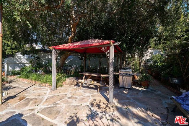 728 S Windsor Boulevard, Los Angeles CA: https://media.crmls.org/mediaz/b6005110-9ea1-4b9e-b6f0-8dfb164ee59a.jpg