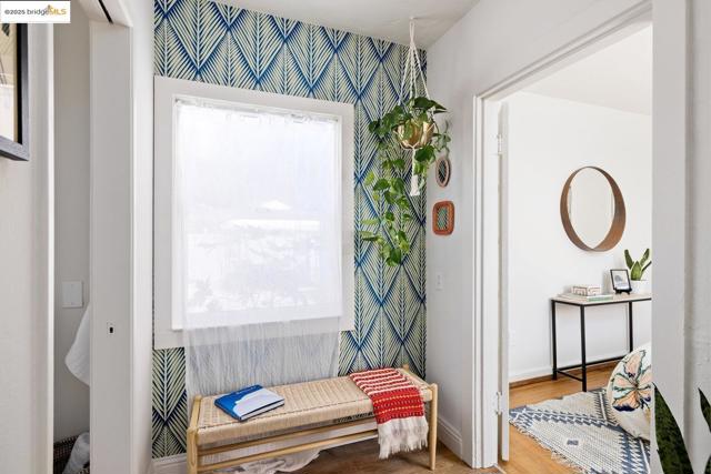 3742 Loma Vista AVE, Oakland CA: https://media.crmls.org/mediaz/b601d8f6-8a4e-414b-b959-1ad5fe6b94f5.jpg