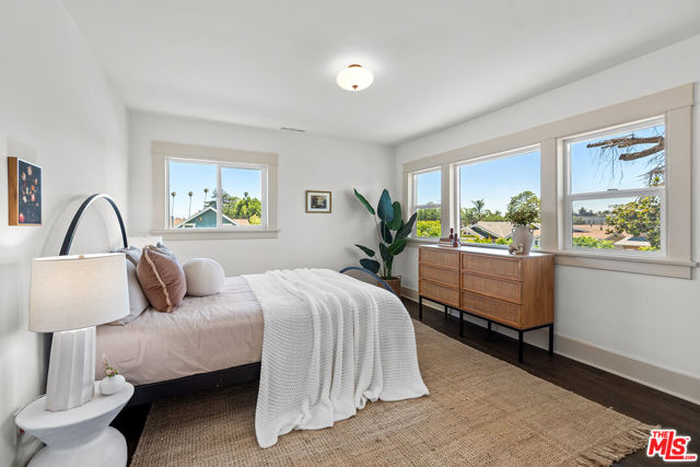 3816 S Harvard Boulevard, Los Angeles CA: https://media.crmls.org/mediaz/b6035ff3-a320-46ca-a8a4-4abb3ca071c1.jpg