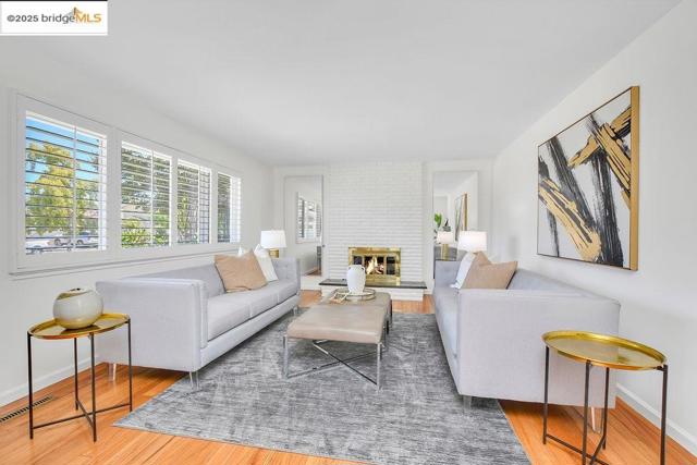 789 E Angela St, Pleasanton CA: https://media.crmls.org/mediaz/b60392c3-00ca-44c1-8f8a-25df01764a61.jpg