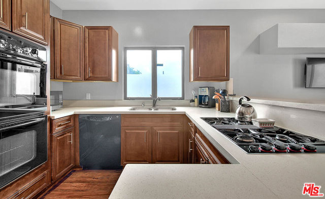 1821 S Sycamore Avenue, Los Angeles CA: https://media.crmls.org/mediaz/b603e9bc-a1bf-4ba9-a7d0-7779dc468480.jpg