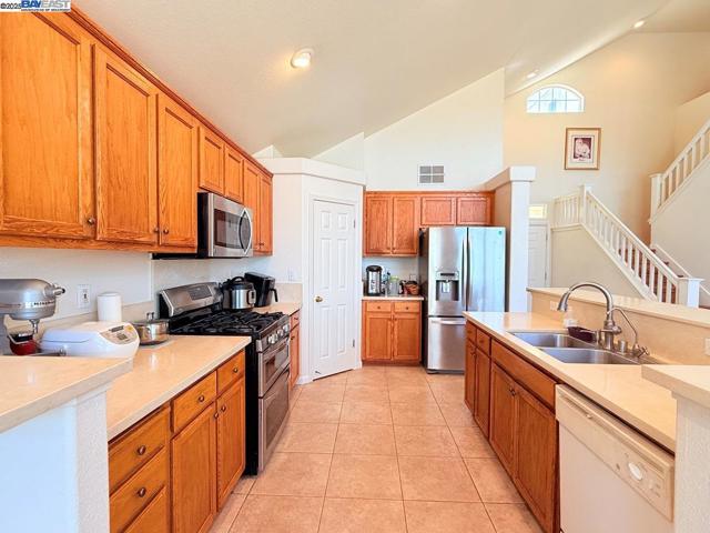 1322 Emerson Dr, Pittsburg CA: https://media.crmls.org/mediaz/b60449ad-6a33-49f6-b79c-d3c2dc27298f.jpg