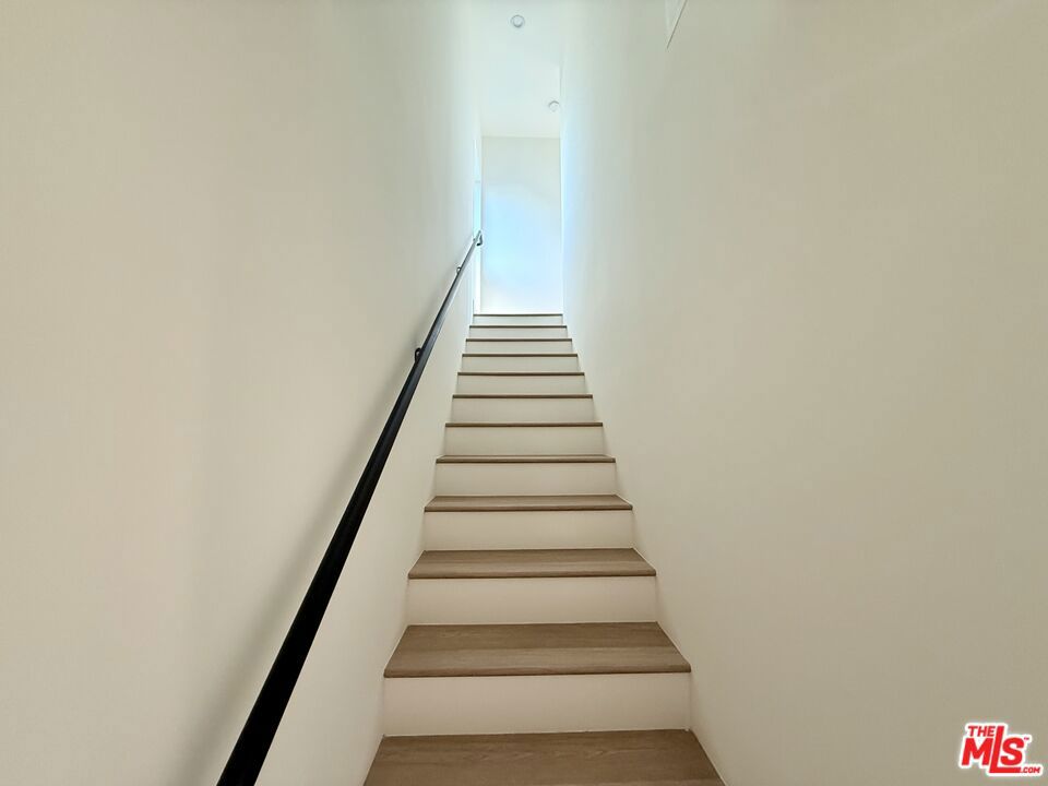 https://media.crmls.org/mediaz/b60479fd-8609-4ae3-9d54-8663f7d9839e.jpg?preset=X-Large