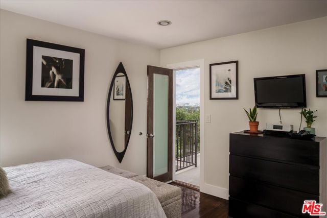 11372 Brill Drive, Studio City CA: https://media.crmls.org/mediaz/b605d6bc-2fcb-4688-8380-7ae41f275575.jpg