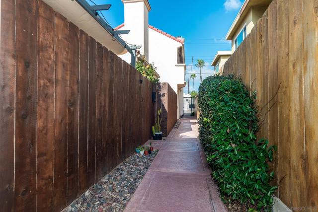 Image 3 of 36 For 1548 Thomas Ave  6