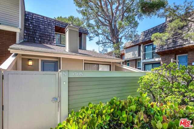 13135 Mindanao Way, Marina del Rey CA: https://media.crmls.org/mediaz/b60765cd-826d-4151-ba39-de66f9286244.jpg