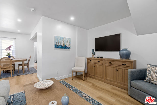 1848 19th Street, Santa Monica CA: https://media.crmls.org/mediaz/b608b112-0f95-4115-811c-3f3e2b7b50df.jpg