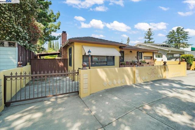 41351 Fremont Blvd, Fremont CA: https://media.crmls.org/mediaz/b6096560-fcb0-4fa0-ab57-01ec00775f56.jpg