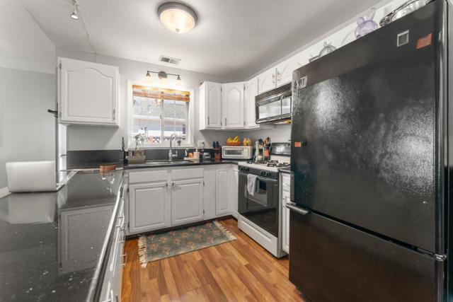 4 Athlone Way, Menlo Park CA: https://media.crmls.org/mediaz/b60a4a2c-5856-4502-a923-b37fa172e356.jpg