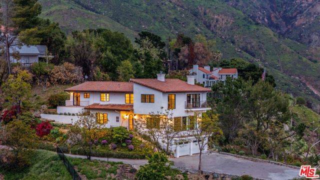 2382 Live Oak Meadows Road, Malibu CA: https://media.crmls.org/mediaz/b60a65a5-fc5a-45f5-9cb5-4f5b39fc377e.jpg