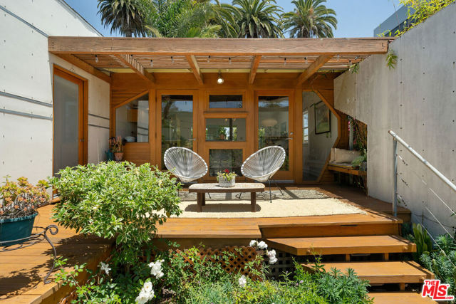 2311 Glencoe Avenue, Venice CA: https://media.crmls.org/mediaz/b60aed1b-2de1-4a1b-b7cf-a17ce8442dd6.jpg