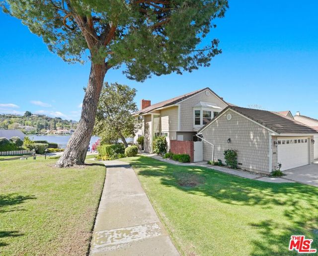 32134 Beachlake Lane, Westlake Village CA: https://media.crmls.org/mediaz/b60c9cb6-2d82-4504-a206-6c136b35ada1.jpg