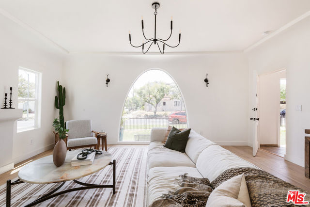 1570 S Hayworth Avenue, Los Angeles CA: https://media.crmls.org/mediaz/b60d2a24-9a44-4e08-b90c-9db7f1b7608a.jpg