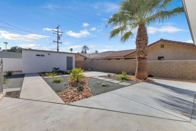 44635 San Carlos Avenue, Palm Desert CA: https://media.crmls.org/mediaz/b60e64b1-7816-4185-9126-fde8ad1d2089.jpg