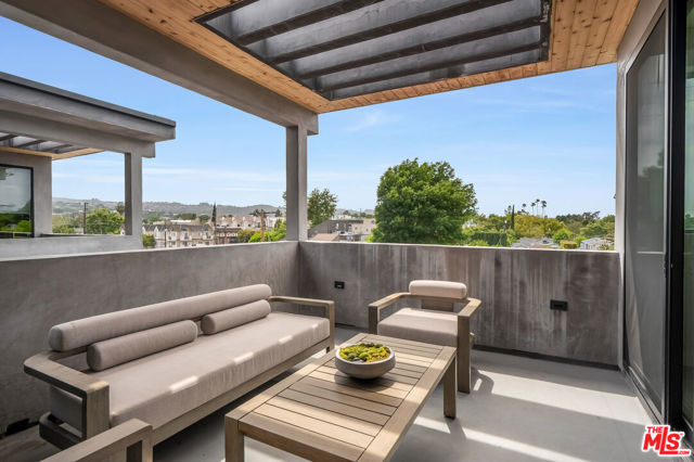 4427 Studio Place, Studio City CA: https://media.crmls.org/mediaz/b60fcbde-b07c-4008-bc3b-80d150a05c6c.jpg
