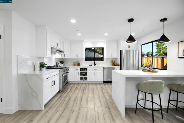 27 Briarwood Ct, Brentwood CA: https://media.crmls.org/mediaz/b610cd5e-5728-4678-a408-0572e562dbac.jpg