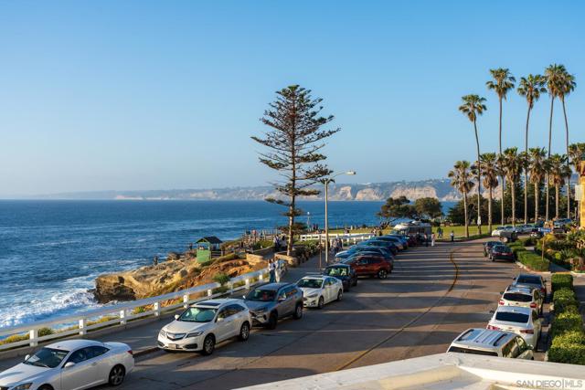 939 Coast Blvd, La Jolla CA: https://media.crmls.org/mediaz/b610d332-c792-4cba-a6d8-acd80ead1e5f.jpg