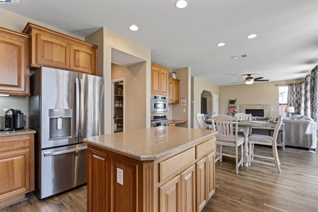 6454 Green Castle Cir, Discovery Bay CA: https://media.crmls.org/mediaz/b611521b-0650-40b2-b54b-2fa071082a09.jpg