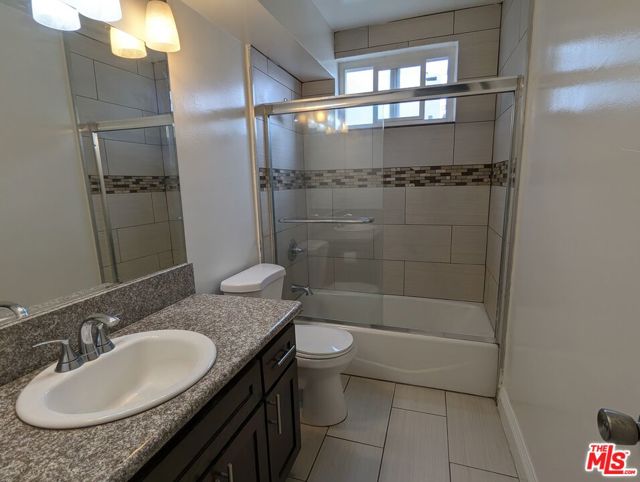633 N Sweetzer Avenue, West Hollywood CA: https://media.crmls.org/mediaz/b611cf28-4943-4af0-afc3-6daaf9f333aa.jpg