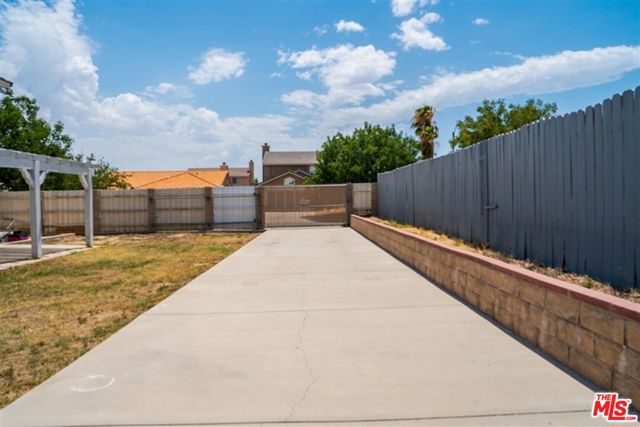 37411 Sheffield Drive, Palmdale CA: https://media.crmls.org/mediaz/b611e5aa-3ddf-4657-bc47-0b2d5543aed2.jpg