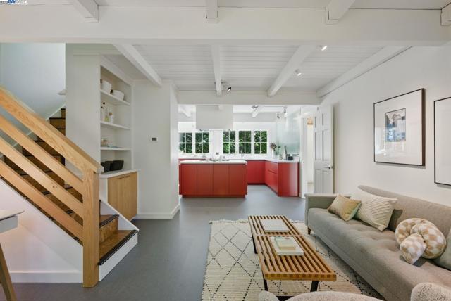 7380 Claremont Ave, Berkeley CA: https://media.crmls.org/mediaz/b6127a84-bdcd-4877-bec1-853477509068.jpg