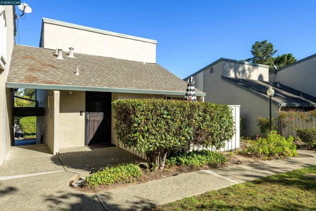 2420 Pleasant Hill Rd, Pleasant Hill CA: https://media.crmls.org/mediaz/b6139e22-f6a8-4171-8f37-8700f473ae67.jpg