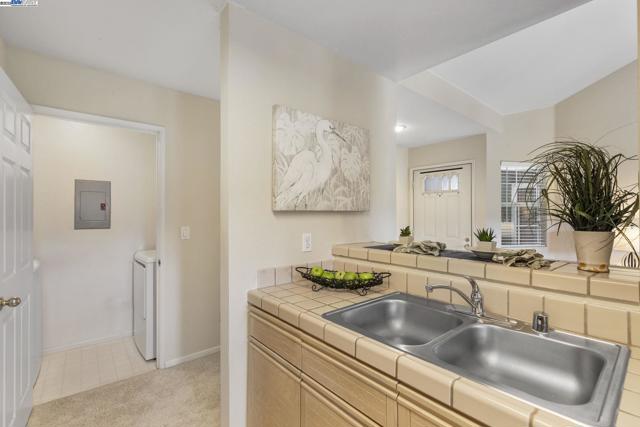 7710 Canyon Meadow Cir, Pleasanton CA: https://media.crmls.org/mediaz/b613d596-962c-44f5-8ed9-8f25fba2906e.jpg