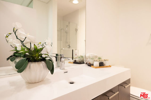 10751 Wilshire Boulevard, Los Angeles CA: https://media.crmls.org/mediaz/b6141b1a-d0cb-4e1b-a9ae-2c623b96ab8d.jpg