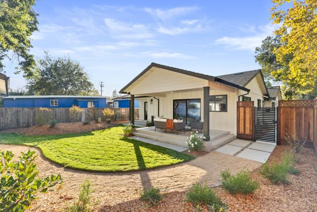 620 Iris Street, Redwood City CA: https://media.crmls.org/mediaz/b6158701-383f-4138-b73c-441387e7b906.jpg