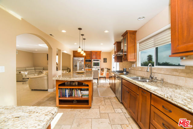 29303 Stadia Hill Lane, Rancho Palos Verdes CA: https://media.crmls.org/mediaz/b615f639-838d-4564-bd54-aa17575b6d08.jpg