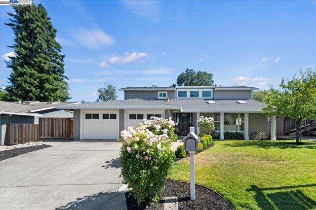 103 Baldwin Dr, Danville CA: https://media.crmls.org/mediaz/b6165fa6-fe1e-4716-a7e8-3a73cf4231e3.jpg