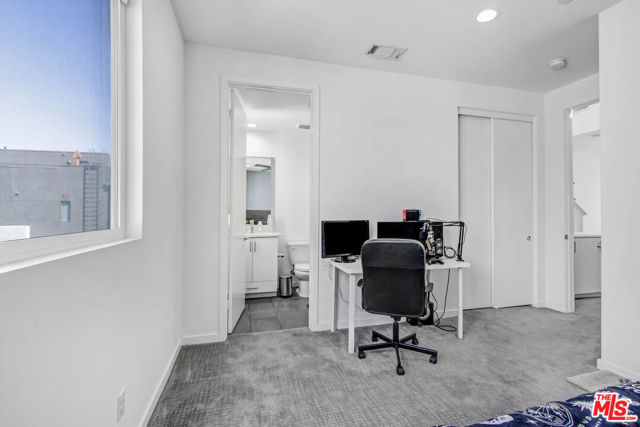 13135 Victory Boulevard photo 12