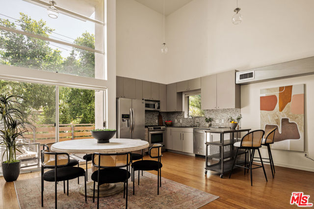 7062 Hawthorn Avenue, Los Angeles CA: https://media.crmls.org/mediaz/b617f4fb-686e-4ad7-84f8-a61f914a2aef.jpg