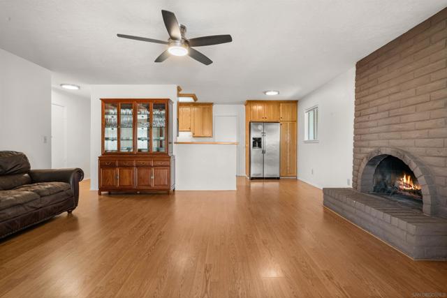 9447 Medina Dr, Santee CA: https://media.crmls.org/mediaz/b61884f8-617d-42ec-bbbe-71ce67f00118.jpg