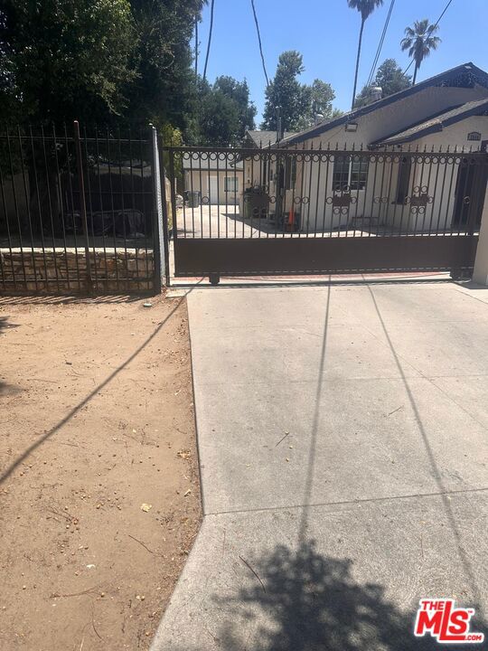 7416 1/2 Vassar Avenue, Canoga Park CA: https://media.crmls.org/mediaz/b618e320-33c1-4573-8d30-2ed41aa4df5a.jpg