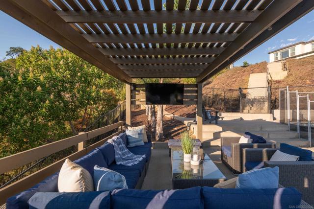 14546 Highcrest Ct, Poway CA: https://media.crmls.org/mediaz/b618e99c-0526-451d-98dc-c1a2dff2184d.jpg