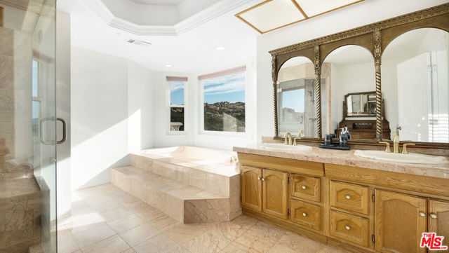 7449 Studio Road, Canoga Park CA: https://media.crmls.org/mediaz/b619a77d-46d2-4c3b-a4c0-06ad87834fa4.jpg