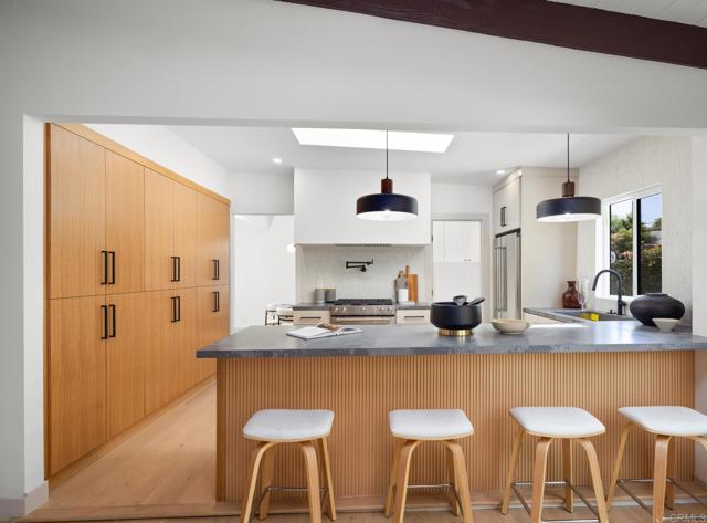 Detail Gallery Image 9 of 35 For 7525 Piper Pl, Los Angeles,  CA 90045 - 3 Beds | 2 Baths