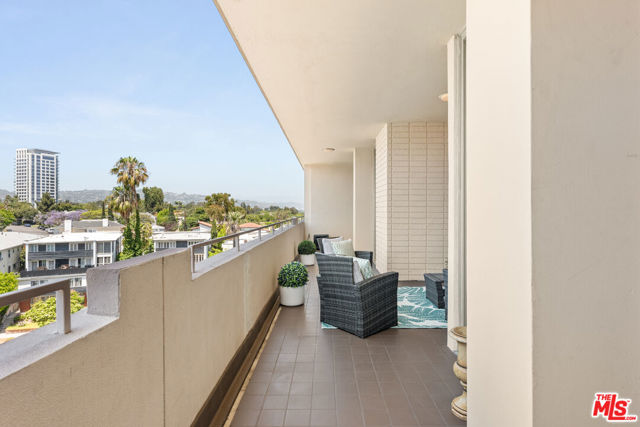 1333 S Beverly Glen Boulevard, Los Angeles CA: https://media.crmls.org/mediaz/b61a3532-cadc-45eb-8667-238529425125.jpg