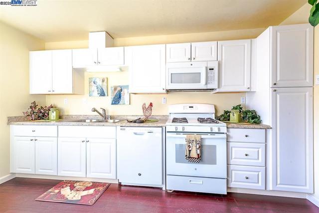 27895 Bruno St, Hayward CA: https://media.crmls.org/mediaz/b61b1d70-43a5-49e4-bfa2-0d2dc26deb12.jpg