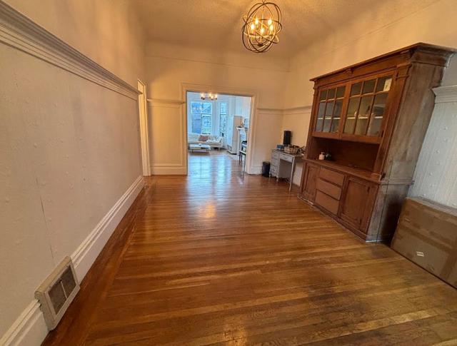 356358 Day Street, San Francisco CA: https://media.crmls.org/mediaz/b61b8263-9731-4f3a-bb13-057d8d657c12.jpg