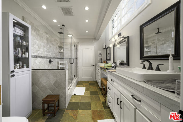 950 S Longwood Avenue, Los Angeles CA: https://media.crmls.org/mediaz/b61cbaef-040b-4723-82e8-114643bfca28.jpg