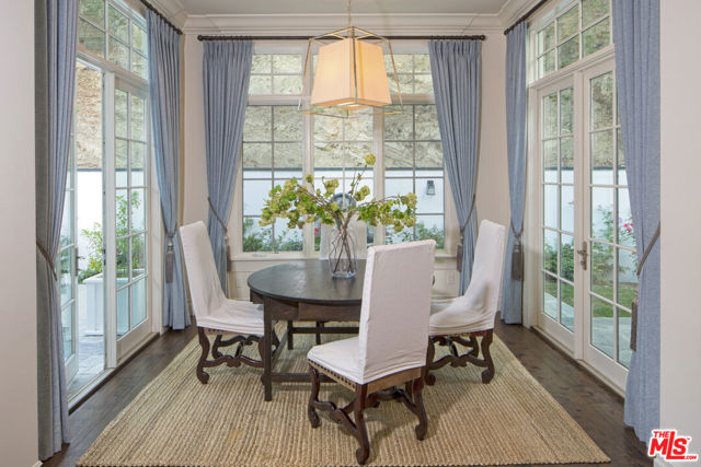 3815 Valley Meadow Road, Encino CA: https://media.crmls.org/mediaz/b61ccb81-a334-44ff-9bd2-972accd4c48b.jpg