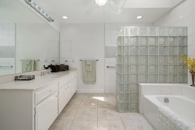19 Cornell Drive, Rancho Mirage CA: https://media.crmls.org/mediaz/b61cdb36-1daf-497d-a57d-115ede081076.jpg
