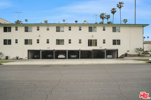 400 S Mariposa Avenue, Los Angeles CA: https://media.crmls.org/mediaz/b61e3179-955d-41e3-b9c9-3dbc1b1f871c.jpg