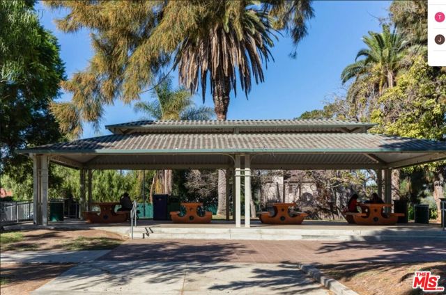 4832 Rosewood Avenue, Los Angeles CA: https://media.crmls.org/mediaz/b61fdc9d-442d-4738-b826-a1180e981020.jpg